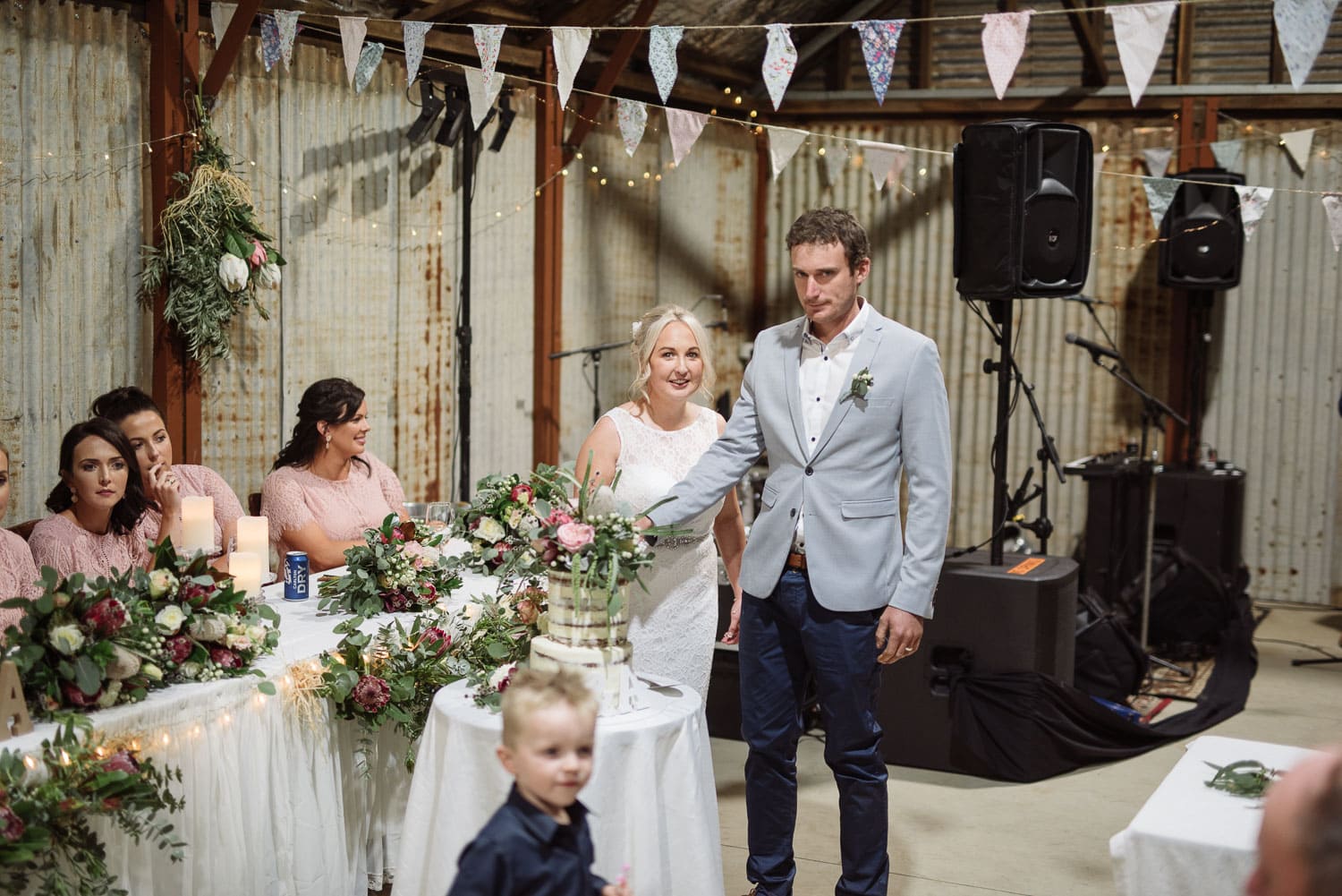 Couple cut the cake at their Ondit Colac wedding