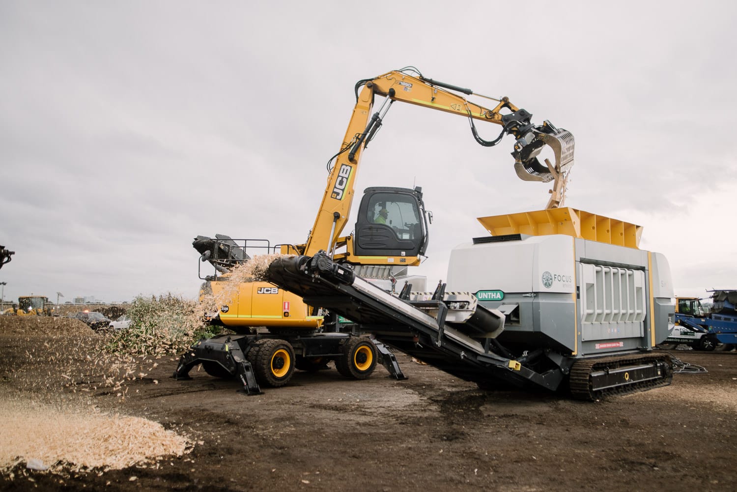 JCB loader feeds a Focus grinder