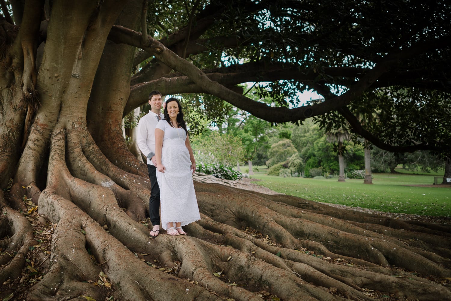 Wedding couple in Warrnambool Botanic Gardens