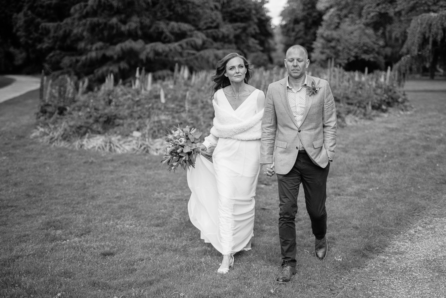 Wedding couple in the Colac botanic gardens